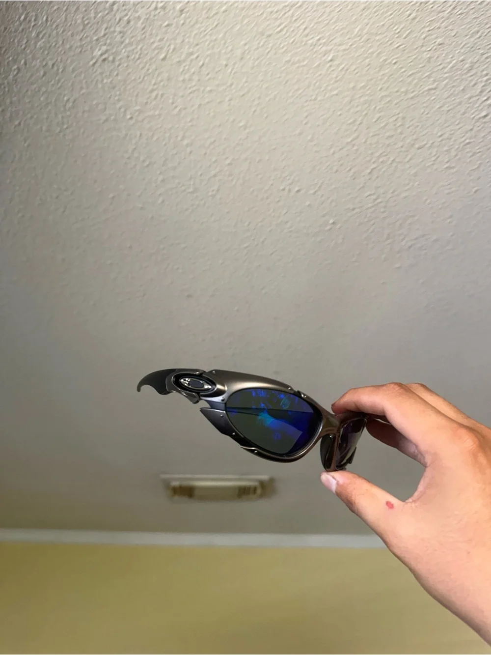Oakley Metallic Gunmetal Frame Blue Mirrored Lens Sunglasses oak
